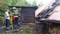 Požár střechy chaty a dřevěného domku pro děti
