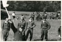 Členové družstva na požární soutěži ve Lhotce nad Bečvou v roce 1988. Vpředu s praporkem rozhodčí Josef Borák, za ním zleva stojí Jan Žlebek, Pavel Mužík, Jirka Žlebek a Radek Blažek.