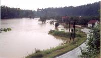 Katastrofální červencové záplavy v roce 1997.  Pohled na zaplavenou okresní silnici do Vsetína z železniční stanice Brňov.