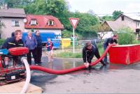 Nácvik se stříkačkou PS-12 u zbrojnice v květnu 2010.